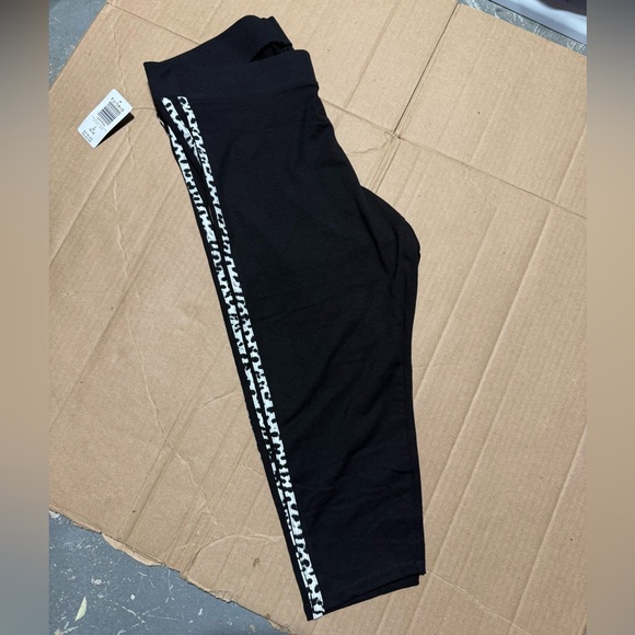 Women’s Torrid Size 2 Retro Double Stripe Capri Leggings Black NWT - Picture 2 of 2